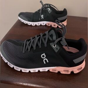 OnClouds Cloudflow Running Women's Black and Pink Running Shoes Size 9